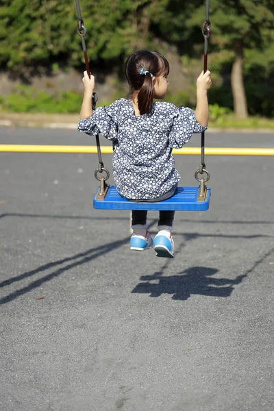 Menina japonesa no balanço (aparência por trás) (5 anos ) — Fotografia de Stock